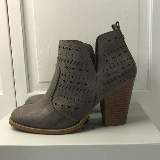 DAISY FUENTES Dark Gray Willian Ankle Boots Size 8.5M