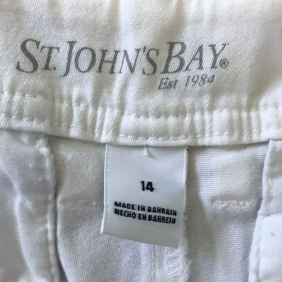 ST. JOHN’S BAY White Capris Size 14